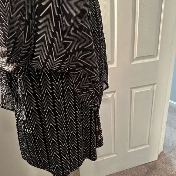 Beautiful Flowing Blouse - Picture 2 of 6